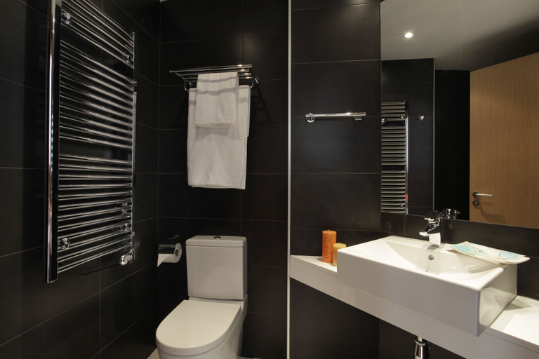 Bathroom 5, Fisa Rentals Les Corts Apartments, Barcelona