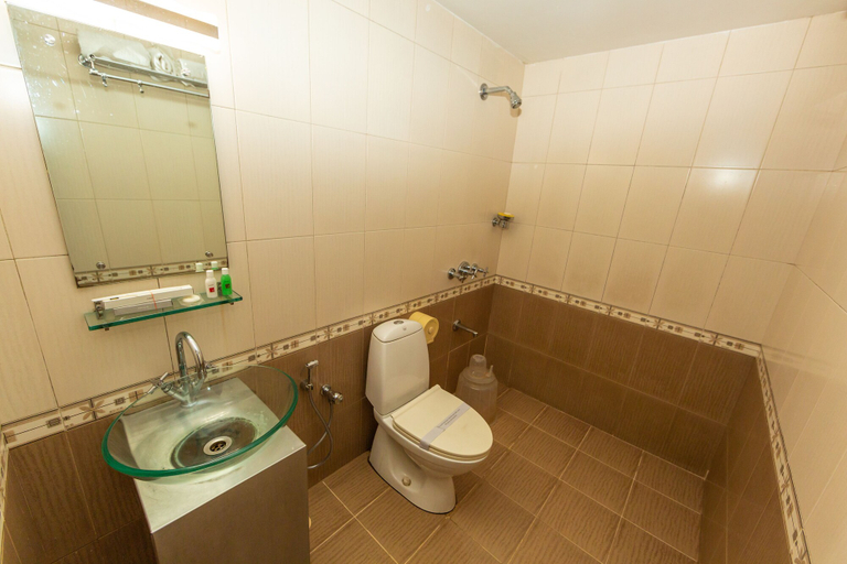 Bathroom 4, Treebo Time Square Marine Drive, Ernakulam