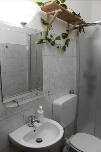 Bathroom 4, La Badia, Messina