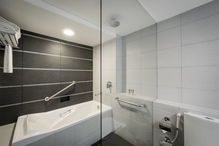 Bathroom 5, JEN Manila by Shangri-La, Pasay City