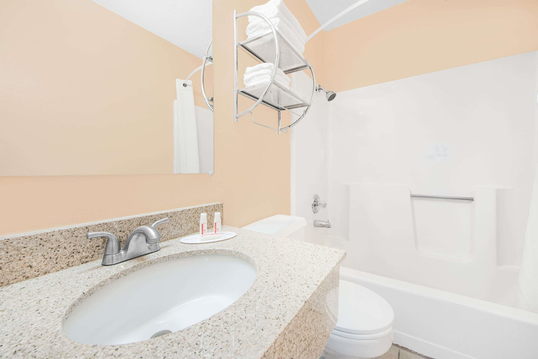 Bathroom 4, Super 8 by Wyndham Dalhart, Dallam
