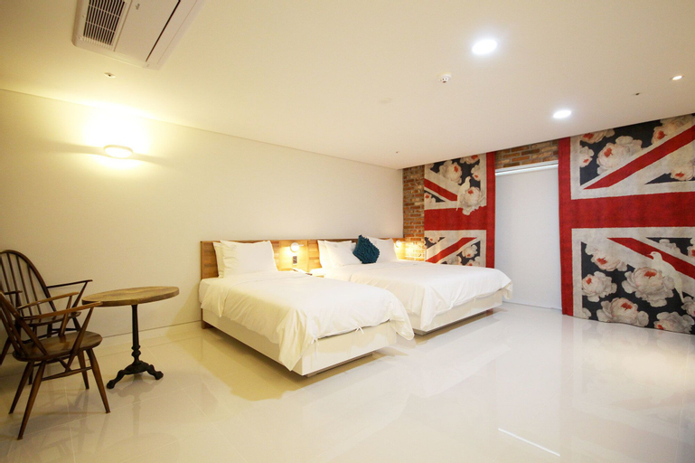 Pandora Hotel, Jung
