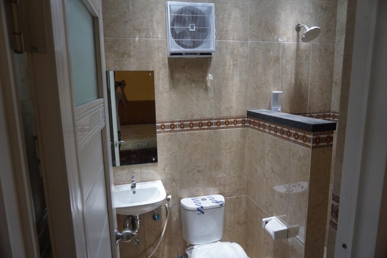 Bathroom 5, Kubu Karang HomeStay, Denpasar