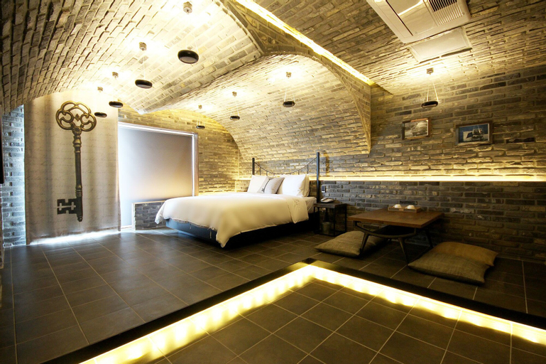 Pandora Hotel, Jung