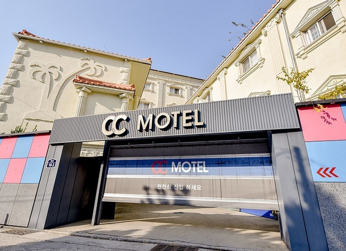 CC Motel, Jung