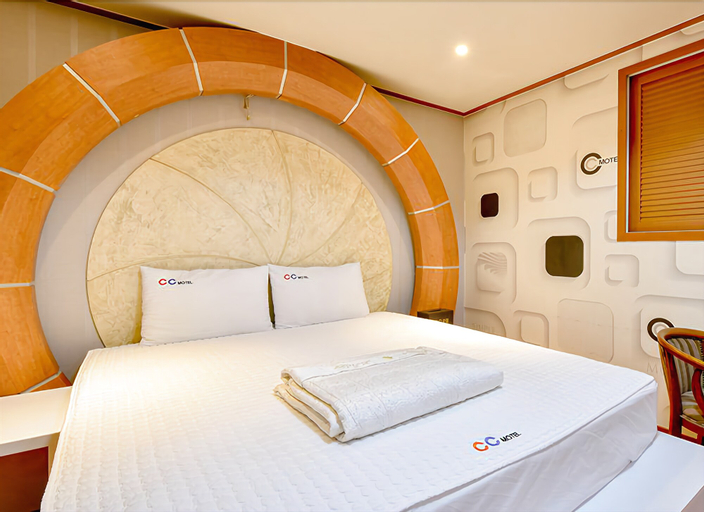 CC Motel, Jung