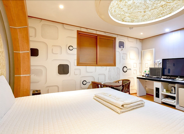 CC Motel, Jung