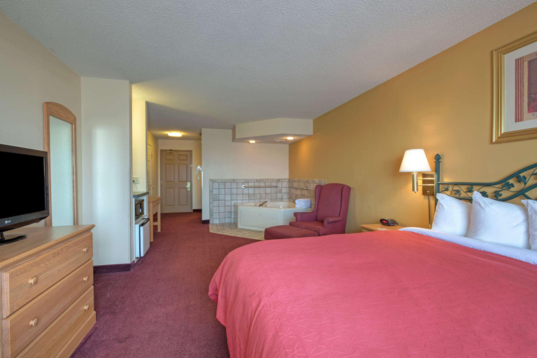 Bedroom 3, Country Inn & Suites by Radisson, Forest Lake, MN, Washington