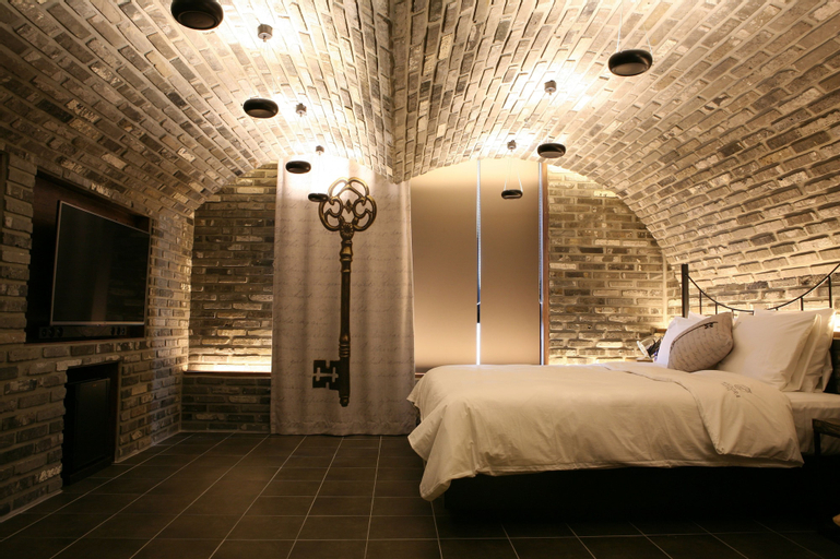 Pandora Hotel, Jung