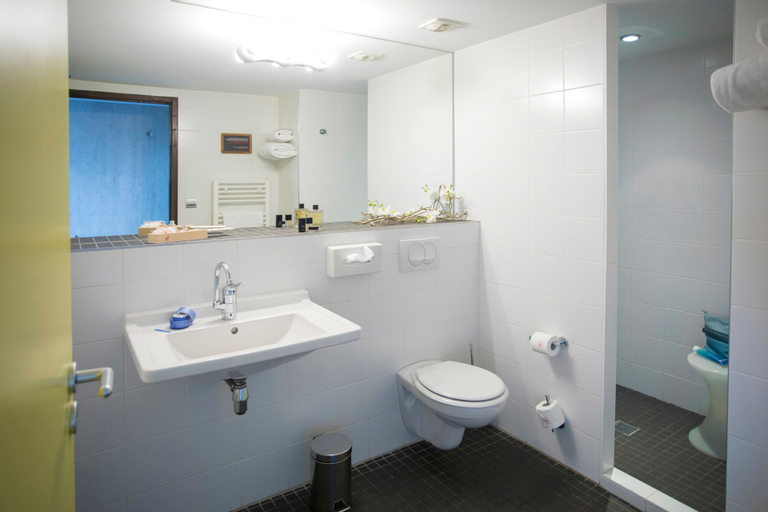 Bathroom 14