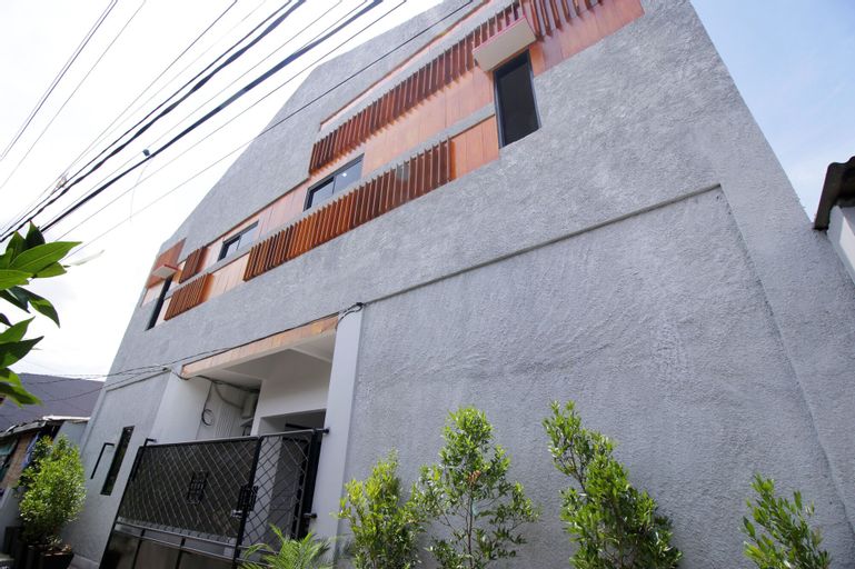 Kamar Keluarga Haji Peeng Syariah, West Jakarta