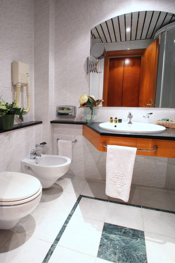 Bathroom 5, Cyrano, Varese