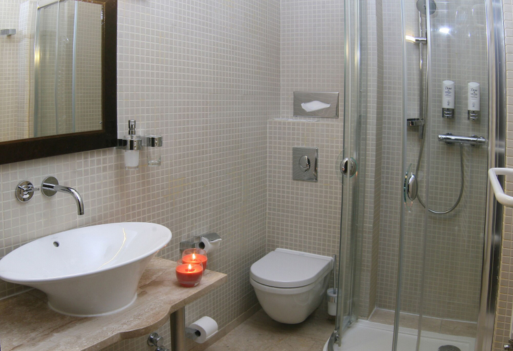 Bathroom 4, Hotel Apollo, Sławno