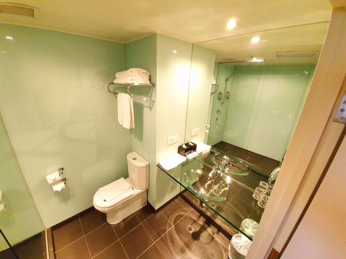 Bathroom 16