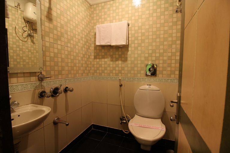 Bathroom 3, Hotel City Palace, Mumbai City