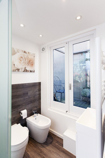Bathroom 5, Royal Court of Justice view, London