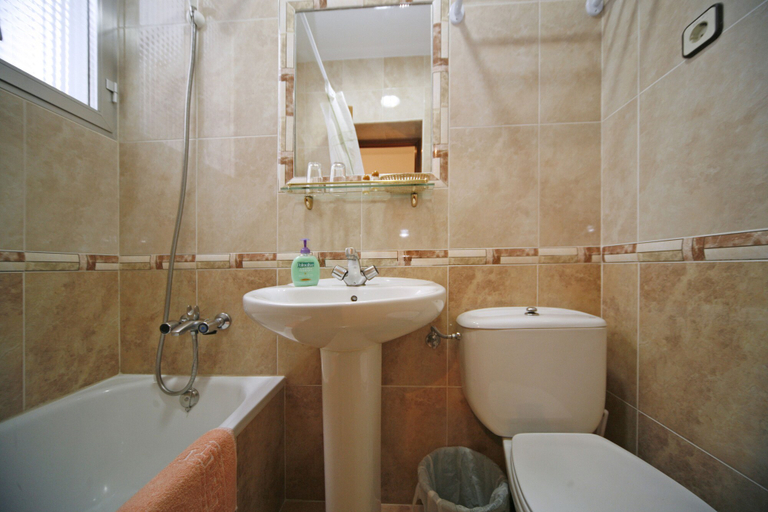 Bathroom 5, Hostal San Antonio, Madrid
