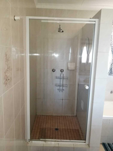 Bathroom 5, Yacht View, Bojanala