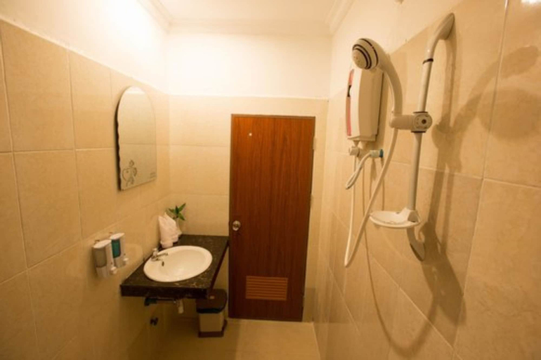 Bathroom 14