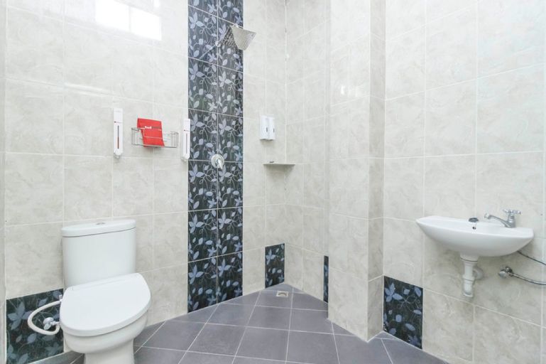 RedDoorz Plus @ Jalan Pemuda Jakarta, East Jakarta