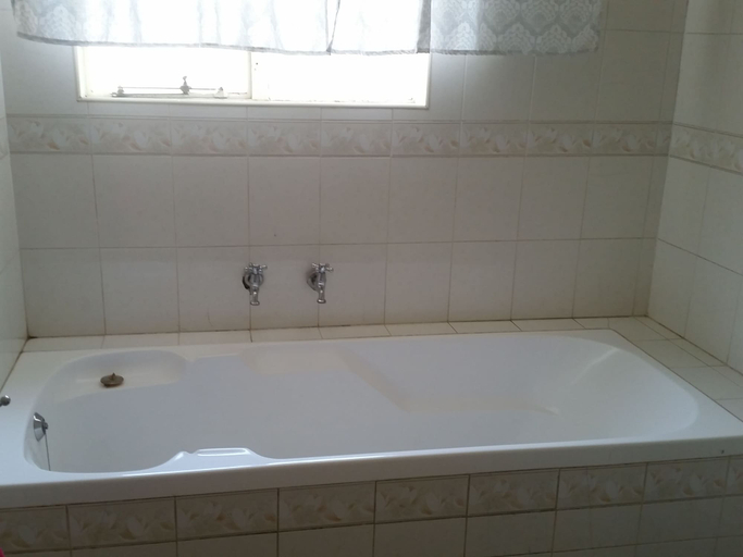 Bathroom 5, Yacht View, Bojanala