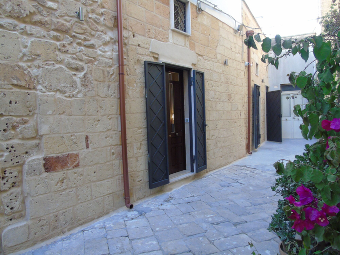 Others 4, Casa a Corte, Lecce
