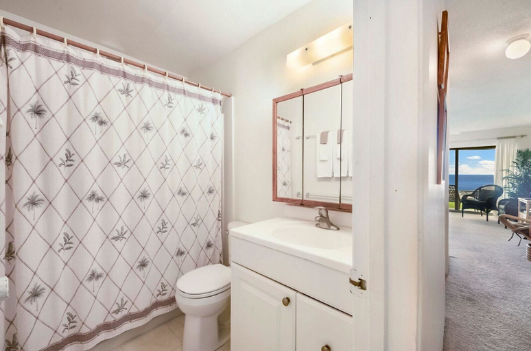 Bathroom 3, Kona Isle D4, Hawaii