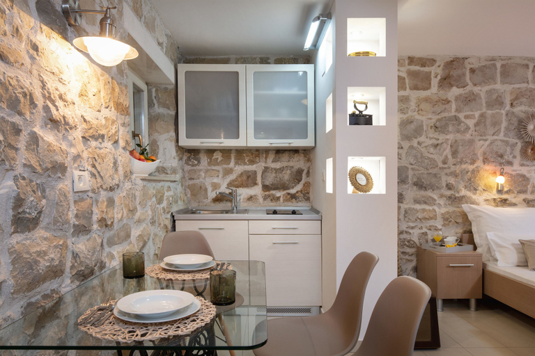 Others 4, Apartments Vauquer, Split