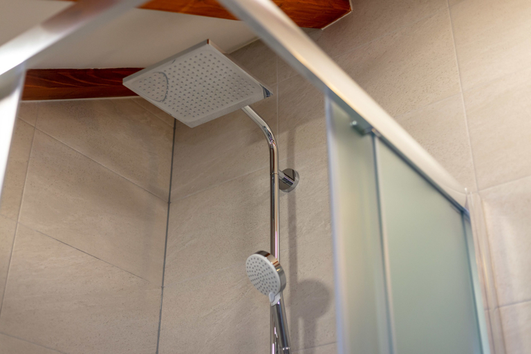 Bathroom 2, Apartments Vauquer, Split