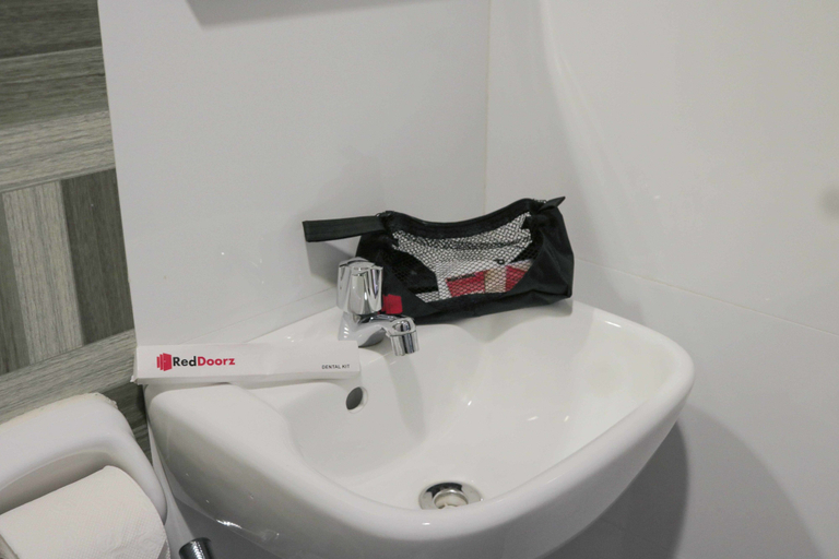 Bathroom 4, RedDoorz Premium @ Wireless Mandaue Cebu, Mandaue City