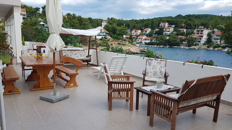 Others 5, Vila Familia Hvar, Jelsa