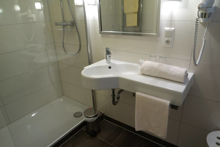 Bathroom 4, Hotel - Restaurant Zum Hollengrund, Rotenburg (Wümme)