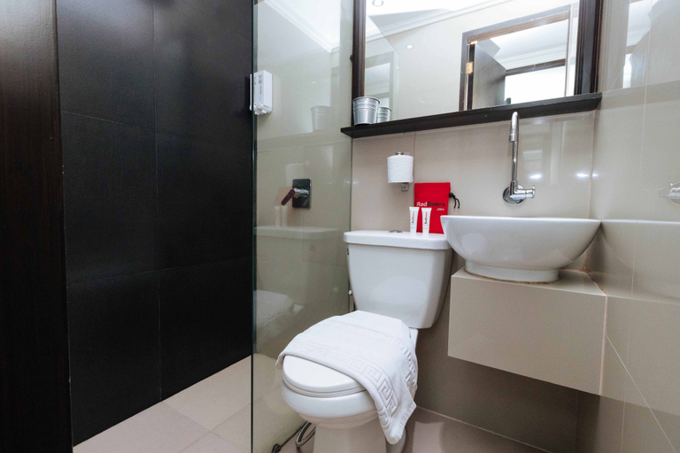 Bathroom 4, RedDoorz Plus @ Poblacion Makati, Makati City