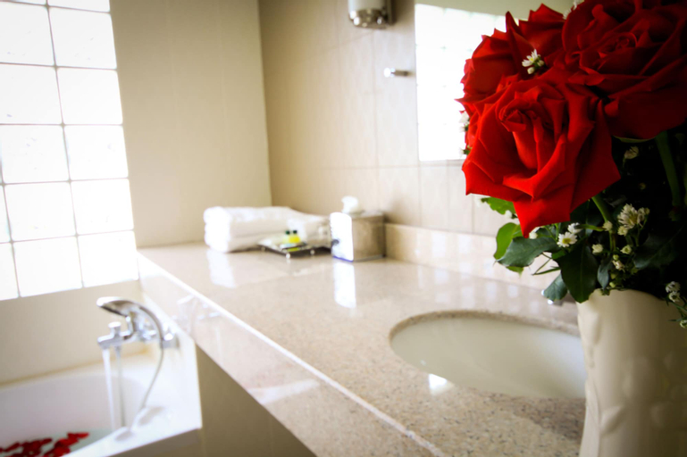 Dynasty Grande Hotel, Khlong Toey