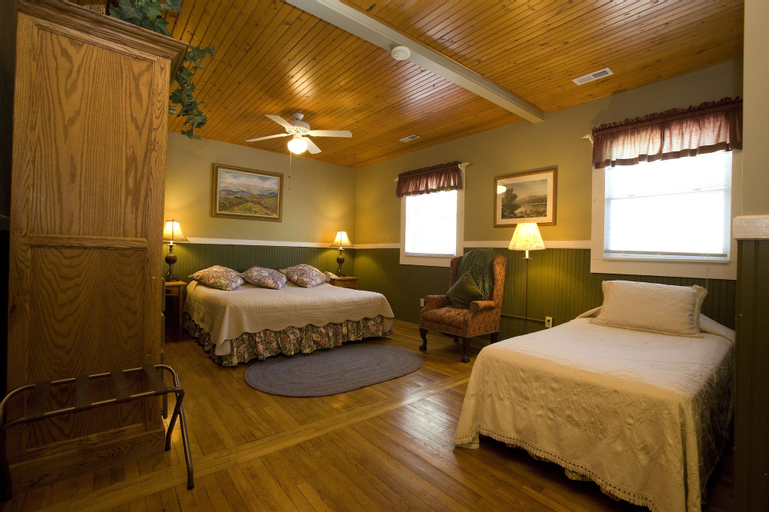 Highland Lake Inn & Resort, Henderson
