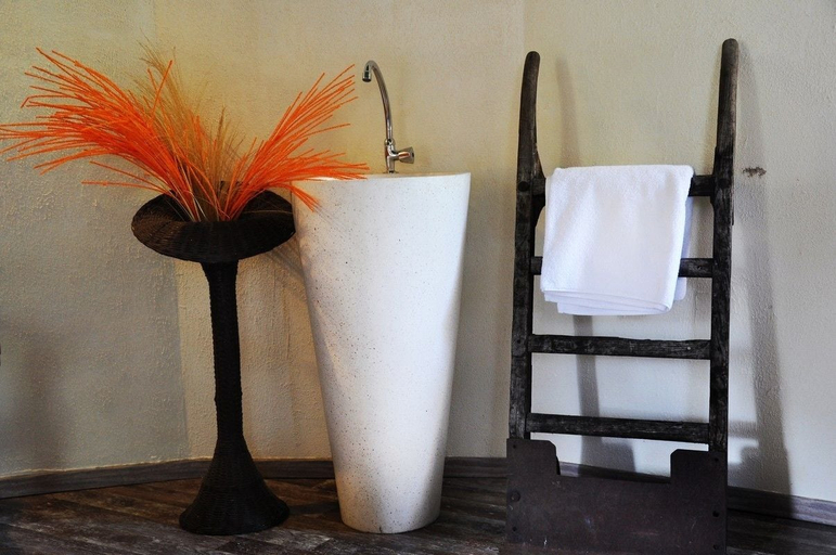 Bathroom 5, west indies cottage, Pointe-Noire