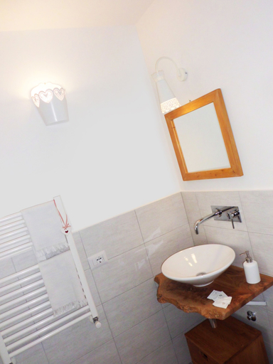 Bathroom 5, More Than Rome, Roma