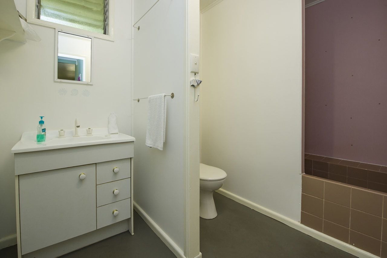 Bathroom, OurBonnieDoon, Magnetic Island