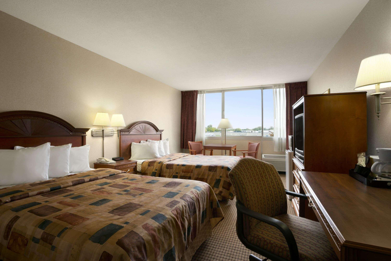 Bedroom 3, Days Inn by Wyndham Sidney OH, Shelby