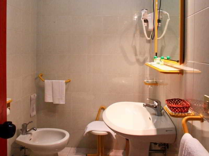 Bathroom 4, Hotel Quadrifoglio, Cagliari