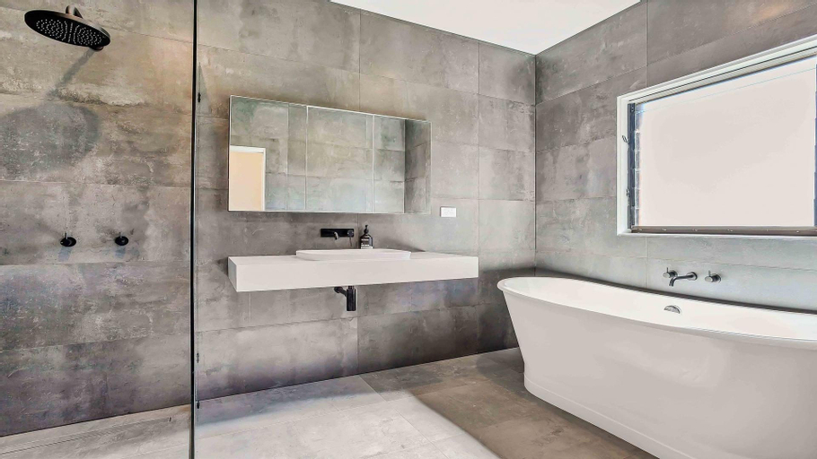 Bedroom 4, Your Luxury Escape - Paul's Farmhouse, Ballina