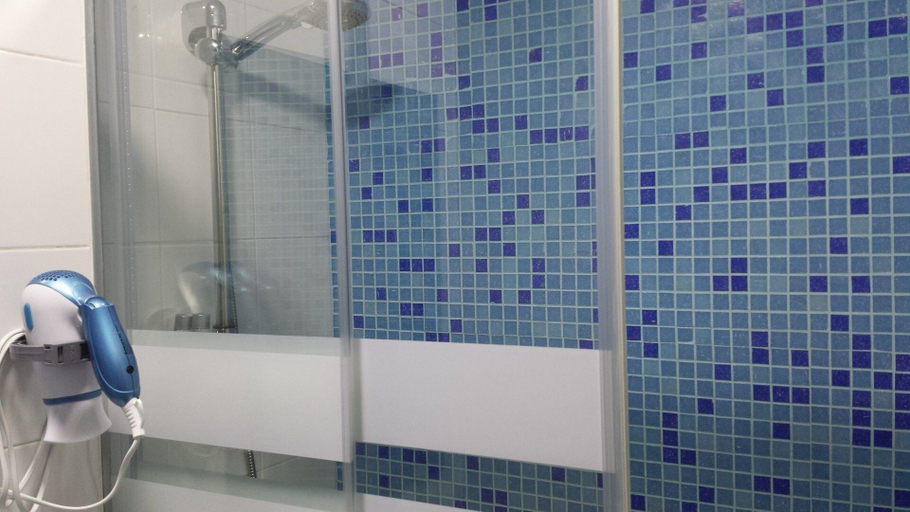 Bathroom 3, Hostal Usera, Madrid