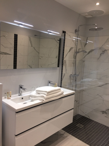 Bathroom 4, Les Enclos Bed and Breakfast a 4 mn de Chantilly, Oise