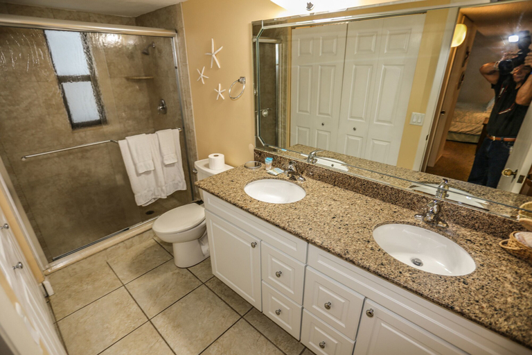 Bathroom 4, Island Winds 504, Lee