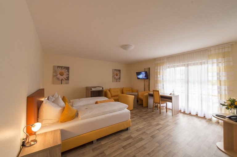 Bedroom 4, Familienhotel Friedrichshof, Forchheim