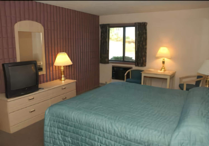 Bedroom, Alma Comfortable Inn, Gratiot