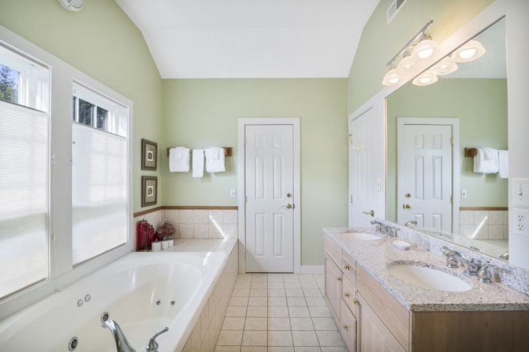 Bathroom, 700 B Topnotch, Lamoille