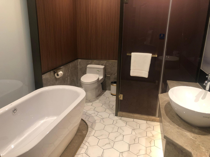 Bathroom, Pearl Hotel xijin ferry, Zhenjiang