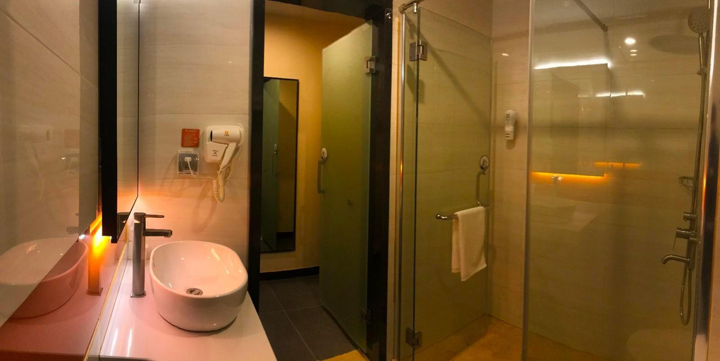 Bathroom, 7 Days Premium Hotel (Ganzhou Railway Station), Ganzhou