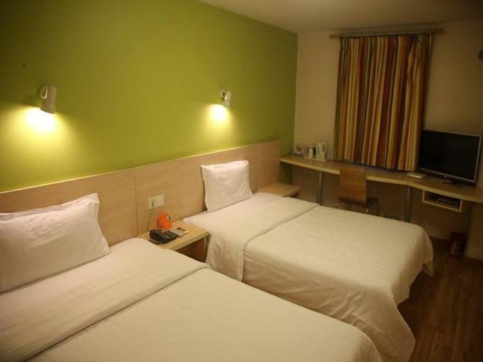 Bedroom 2, 7 Days Inn Dalian Pulandian Commerical Road, Dalian